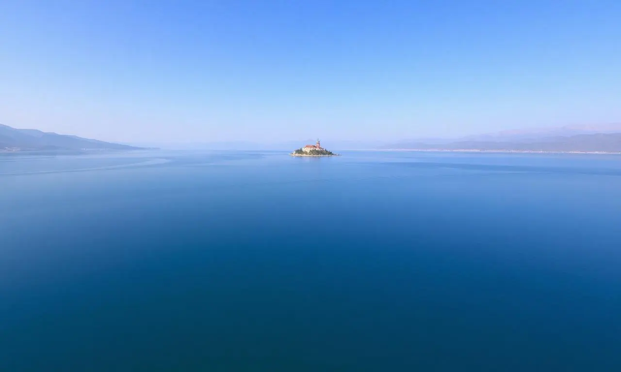 Weiter Blick über den Sewansee mit Bergpanorama